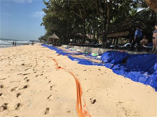 Ảnh hưởng bão số 9: Sóng lớn uy hiếp bờ biển tại Tp. Phan Thiết