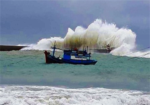 Nước dâng, sóng lớn ở huyện đảo Phú Quý, Phan Thiết đang mưa
