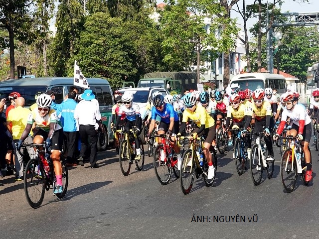 Giải xe đạp nữ Bình Dương xuất phát chặng Phan Thiết - La Gi