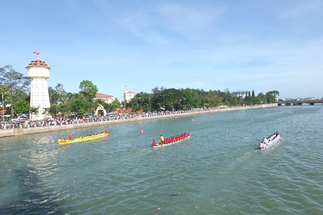 Lễ hội đua thuyền truyền thống mừng Đảng - mừng Xuân Quý Mão