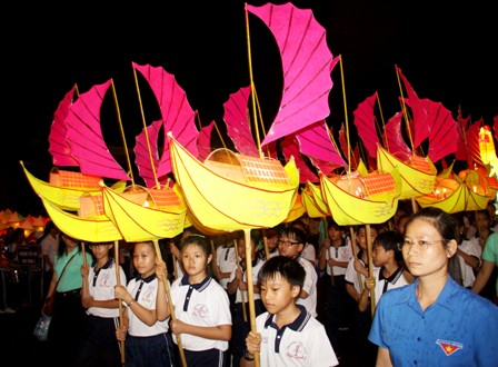 Lồng đèn lớn “Cá Ông” của trường Phú Trinh 1 giành giải nhất.