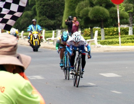 Phạm Hồng Loan về nhất chặng Phan Rang - Phan Thiết giải xe đạp nữ quốc tế