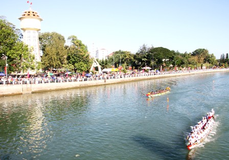 Sôi nổi hội đua thuyền truyền thống trên sông Cà Ty
