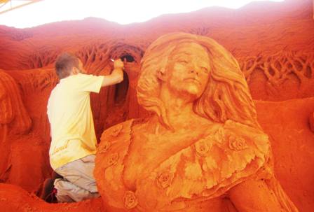 Biểu diễn nghệ thuật điêu khắc tượng cát tại Phan Thiết