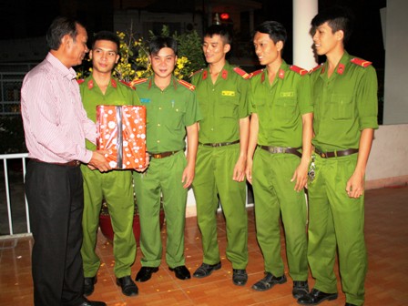 Giám đốc Sở Văn hóa, Thể thao và Du lịch chúc Tết Đội Công an bảo vệ Bào tàng Hồ Chí Minh