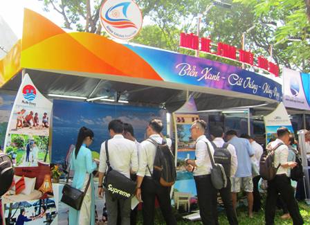 Gian hàng du lịch Bình Thuận sôi động với chương trình khuyến mãi