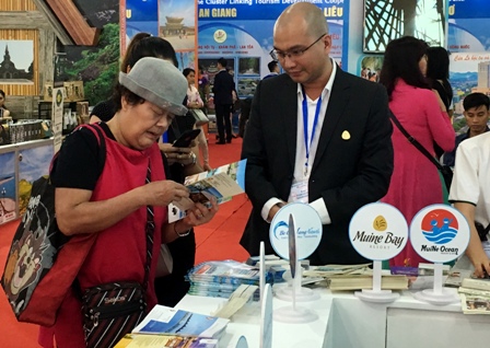Gian hàng Bình Thuận tại Hội chợ Du lịch quốc tế Hà Nội thu hút du khách