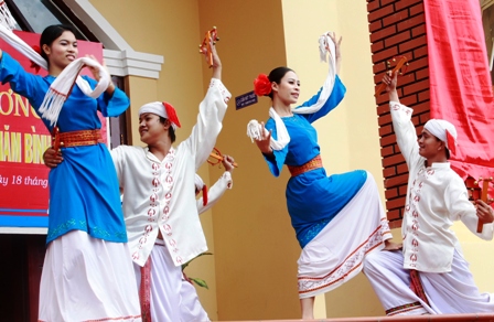 Liên hoan ca múa nhạc và trình diễn trang phục truyền thống